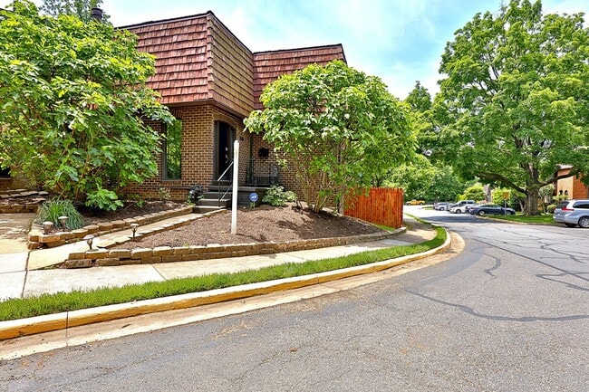 Photo - 4912 Herkimer St Townhome