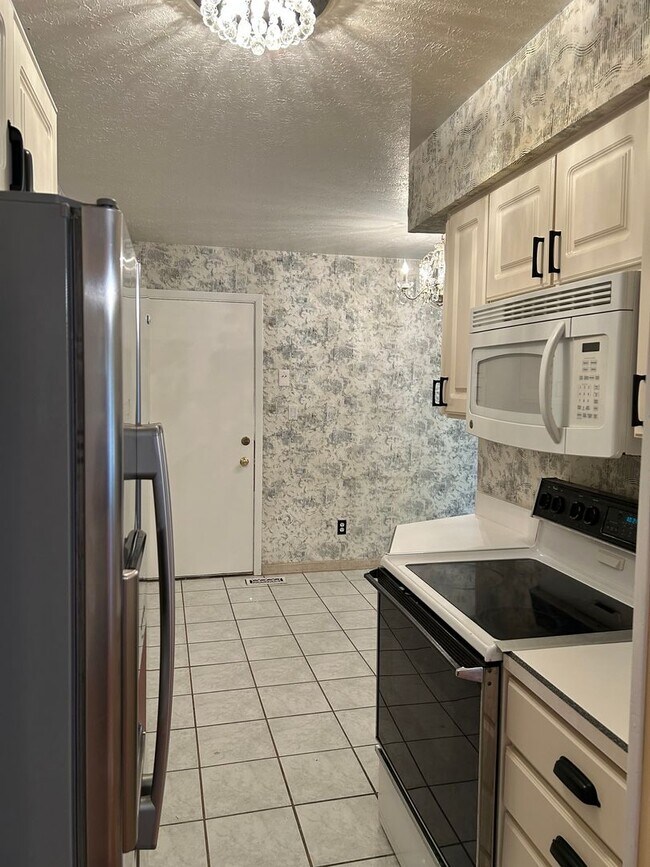 Building Photo - 3 Bedroom Condo with Full Finished Basement for Rent