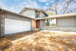 Building Photo - 9405 Pinewood Dr