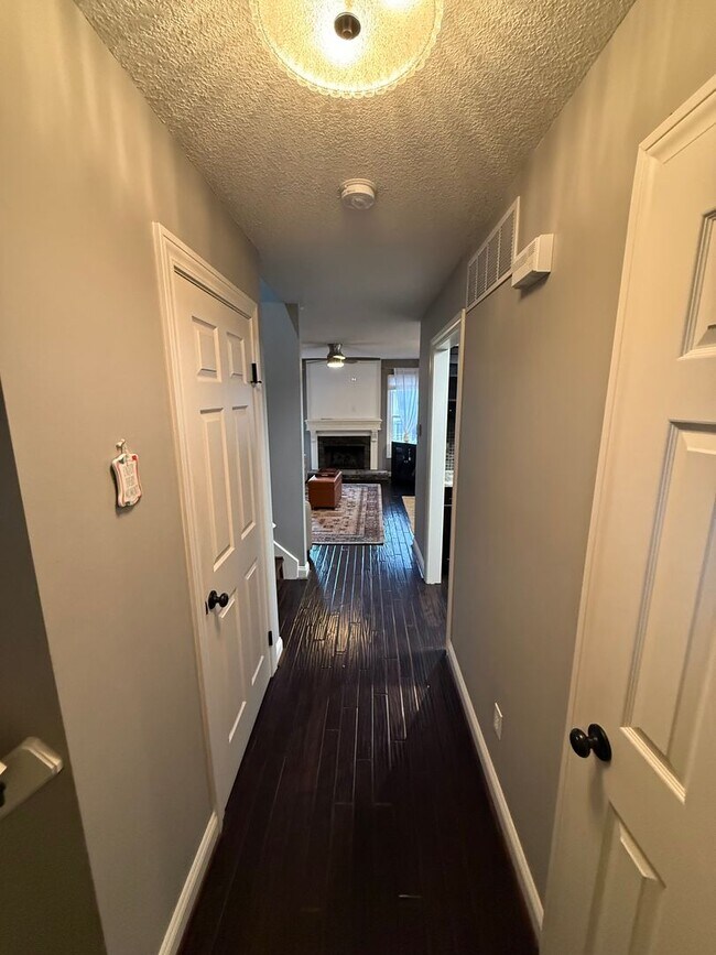 Building Photo - Stunning 3-Bed, 3.5-Bath Multi-Level Partially Furnished Townhome in Overland Park – Modern Updat...