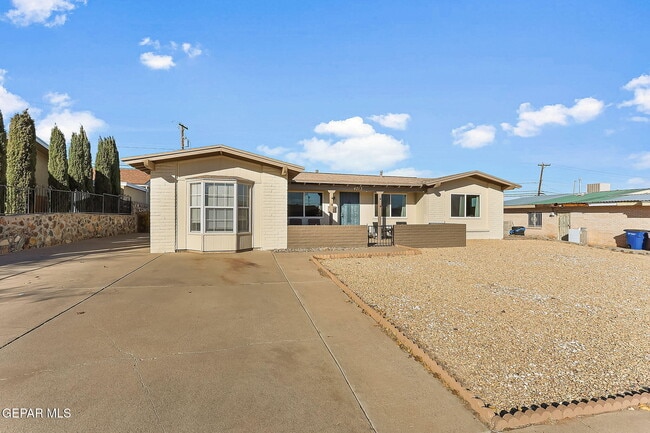 Building Photo - 4713 Sun Valley Dr