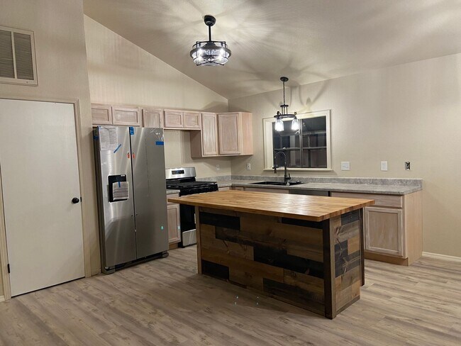 Building Photo - 3 Bedroom 2 bath with Pool in Gated Community