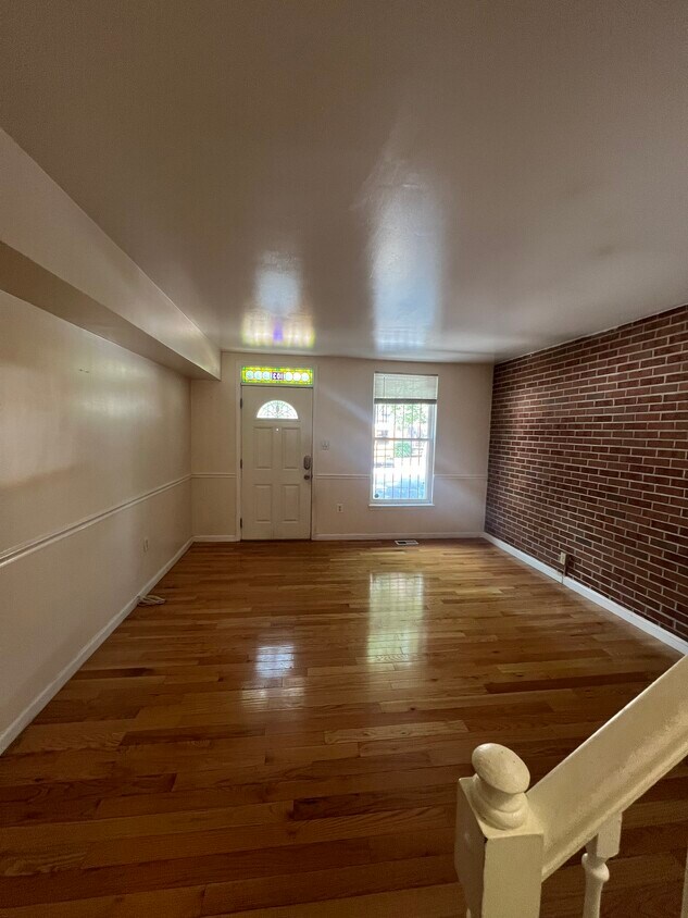 Primary Photo - 103 N Ann St