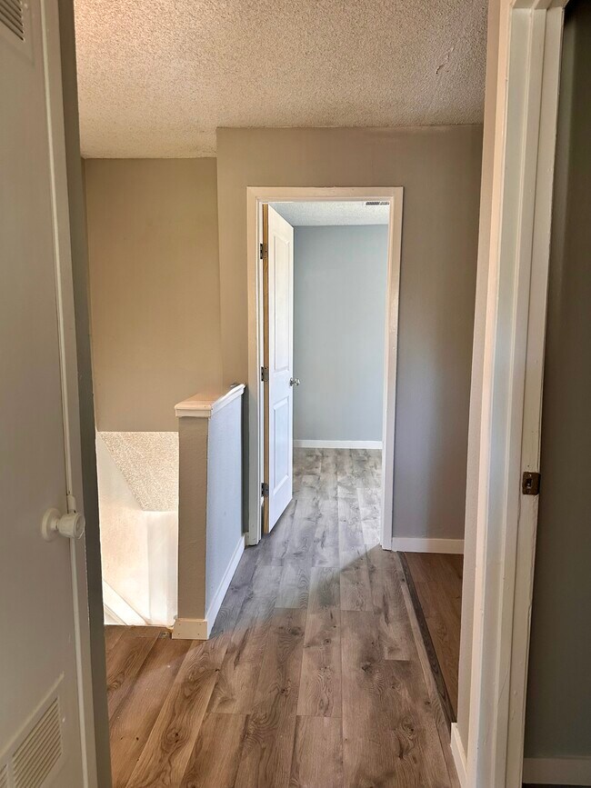 Pasillo - 976 S Peoria St