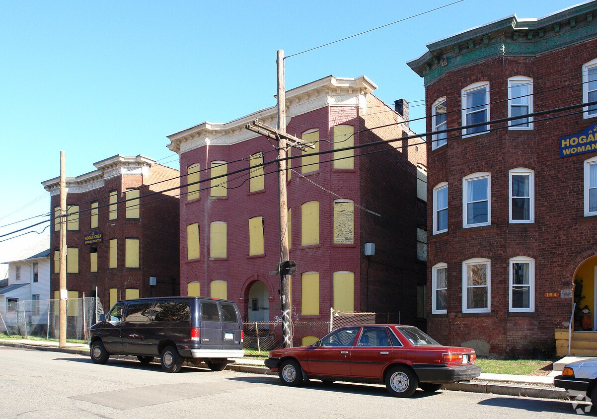 Primary Photo - 160-162 Bartholomew Ave