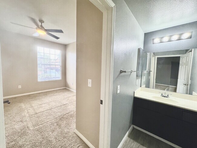 Foto del edificio - Ground Floor 2BD/2BA Condo in Gated Hender...