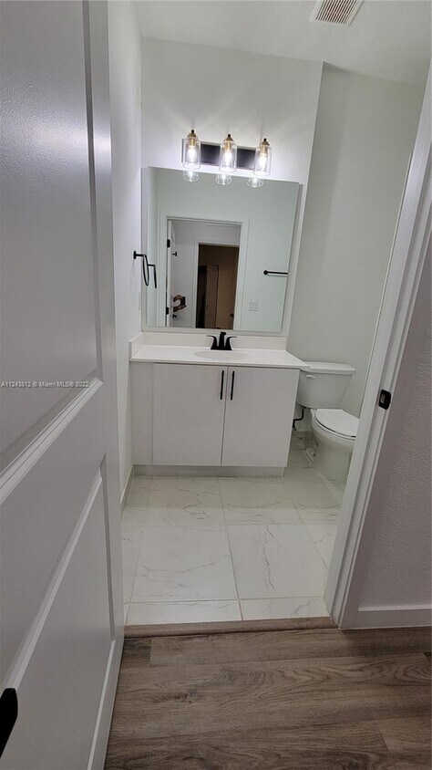 Foto del edificio - 15650 SW 136th St