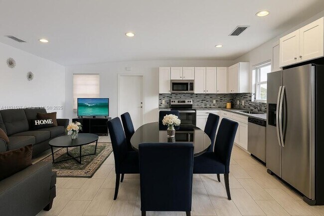 Building Photo - 3 bedroom in Hallandale FL 33009