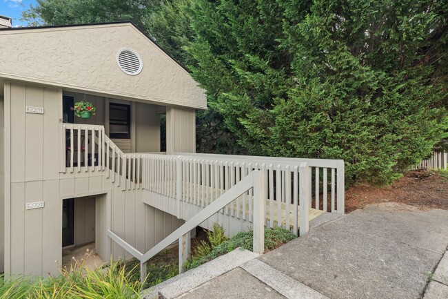 Foto del edificio - East Asheville Condo in The Cloisters