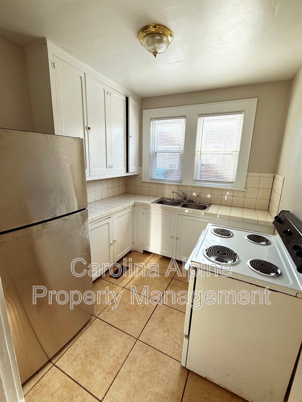 Building Photo - 107 Elm St