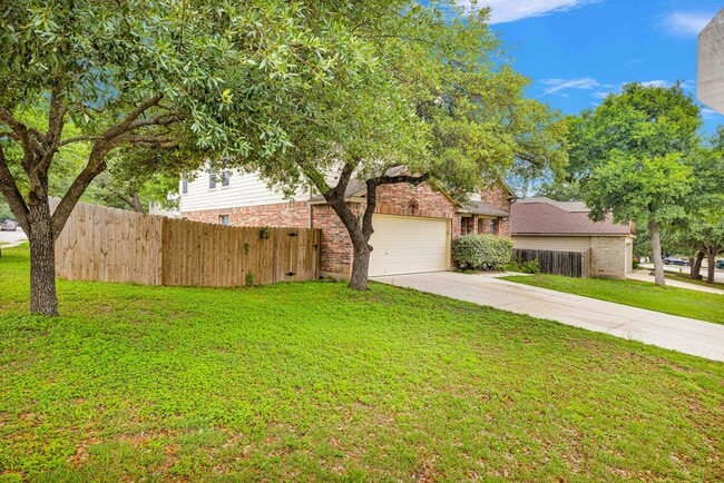 Foto del edificio - Modern Elegance in Helotes on a Spacious C...