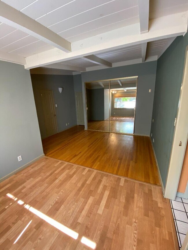 Building Photo - 523 Pine Ave