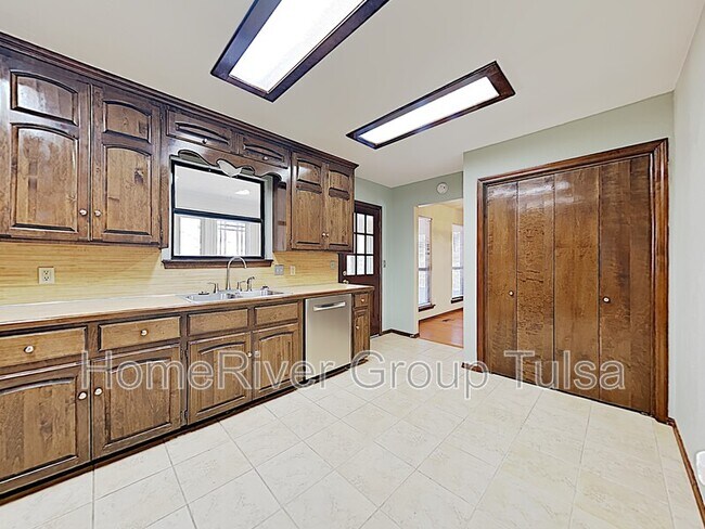Foto del edificio - 11105 E 98th St N