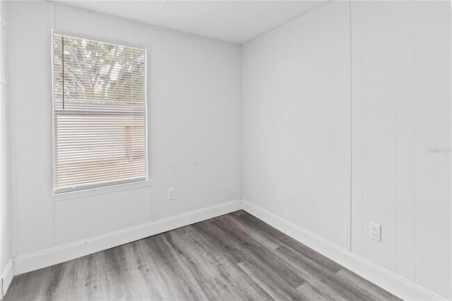 Building Photo - 1221 N Valrico Rd