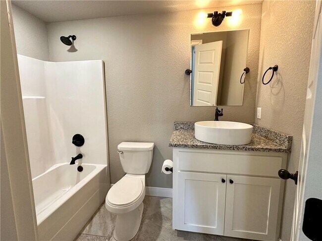 Foto del edificio - "Charming Fayetteville Home: 3 Bed, 3 Bath, 1709 Sq Ft with Granite & Hardwood Elegance!"