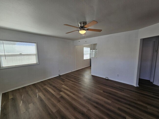 Foto del edificio - RETIREMENT COMMUNITY: Renovated Residence Hidden Gem 2 Bed/1 Bath - San Leandro