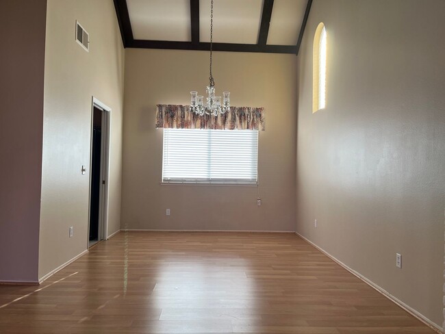 Building Photo - Beautiful 2 bedroom 2 bathroom townhome wi...