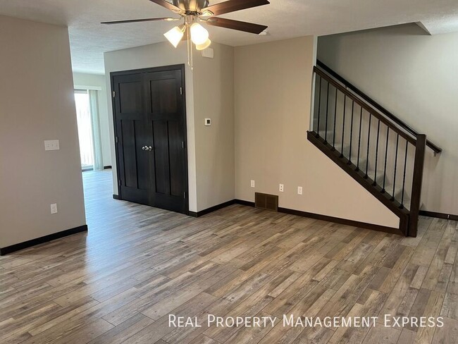 Building Photo - 3 Bedroom 1.5 Bathroom Townhome