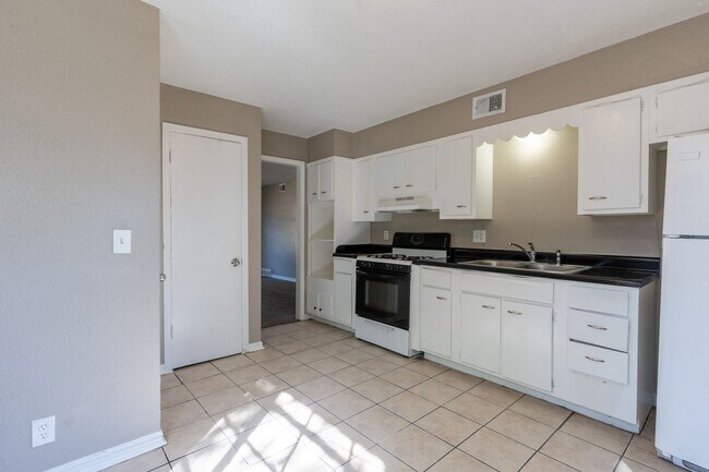 Building Photo - Charming 4-Bedroom Home with Convenient Lo...