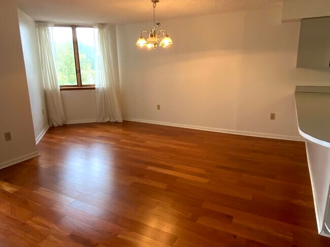 Dining Room - 30 S Adelaide Ave