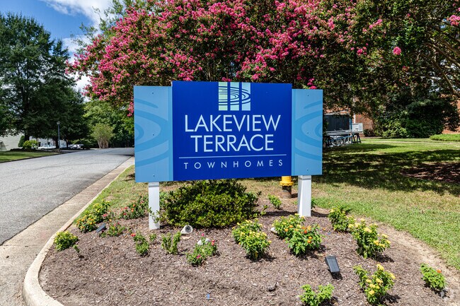 Foto del edificio - Lakeview Terrace Townhomes