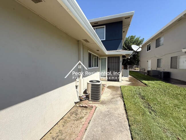 Building Photo - Updated 2bd/1ba Foothill Farms Condo with ...