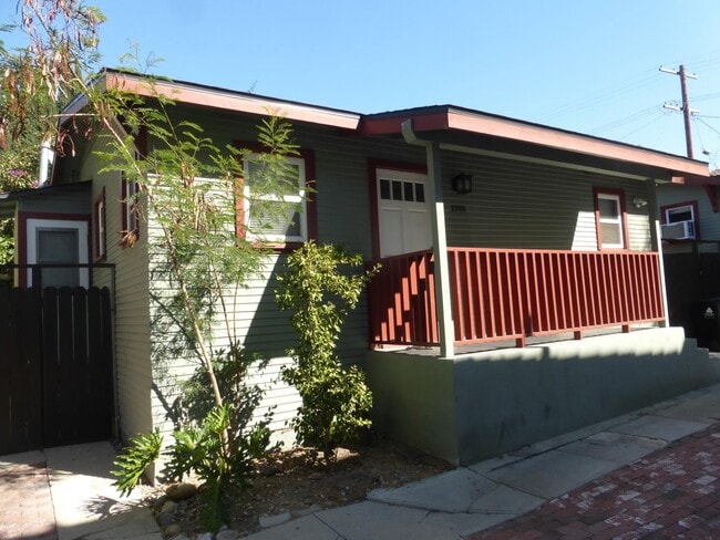 Entry - 1533 Maltman Ave