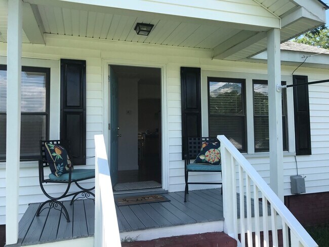 Foto del edificio - Very Cute and Recently Remodeled 2 Bed 1 B...