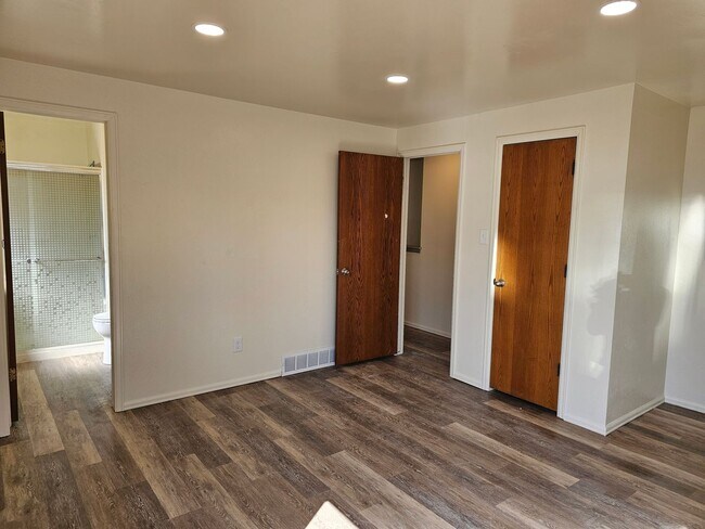 Building Photo - Large home available