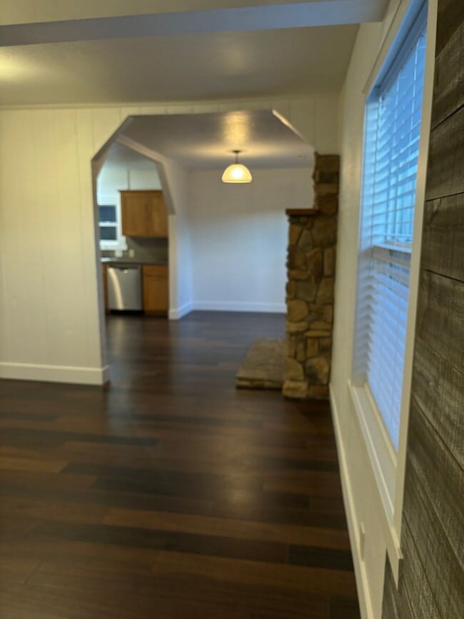 Foto del edificio - 646 N Ross Ln