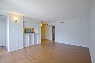 Building Photo - 1000 Heights Blvd