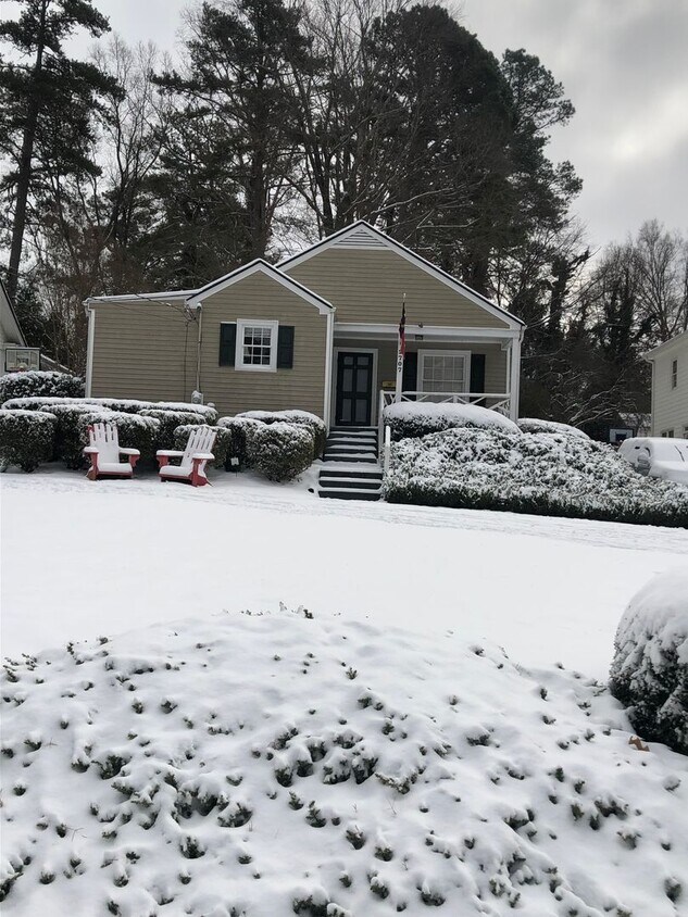 Foto principal - COMING SOON! Spacious & Bright 2BR home in...