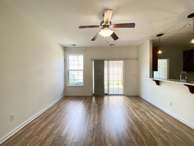 Foto del edificio - Spacious, Four Bedroom Townhouse With a View!