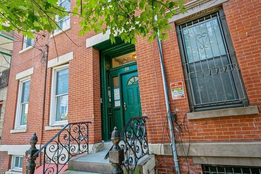 Primary Photo - 211 1st St