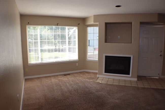 Building Photo - Comfortable 2-Bedroom Townhome in a Well-M...