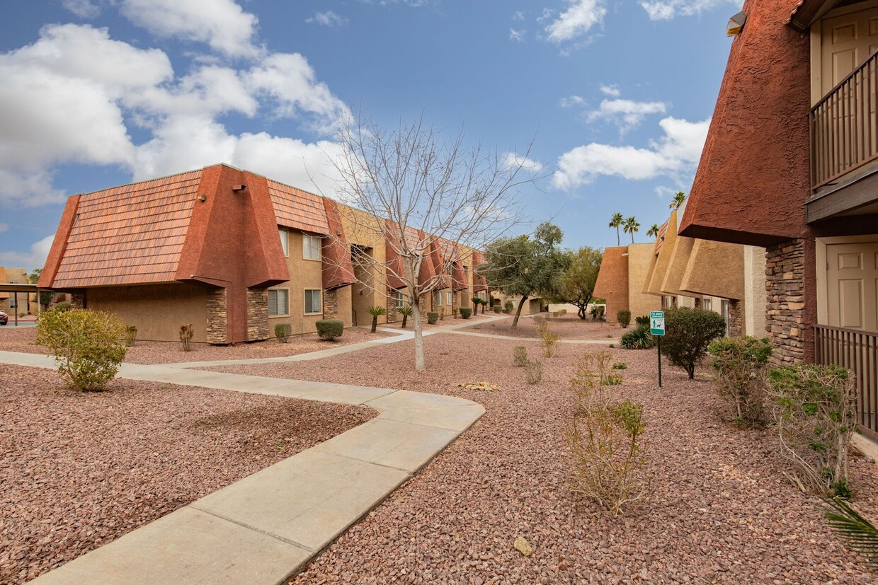 Foto principal - Strip view in guard gated SW communities w...