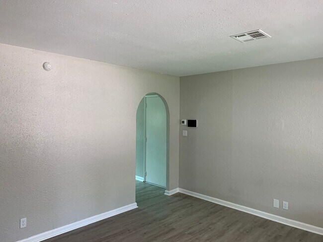 Building Photo - Beautiful Newly Updated 3 Bedroom 1 Bathro...