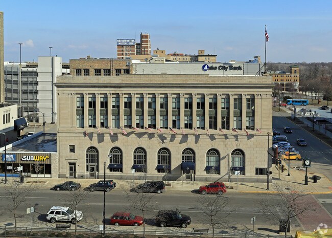 Building Photo - The Navarre