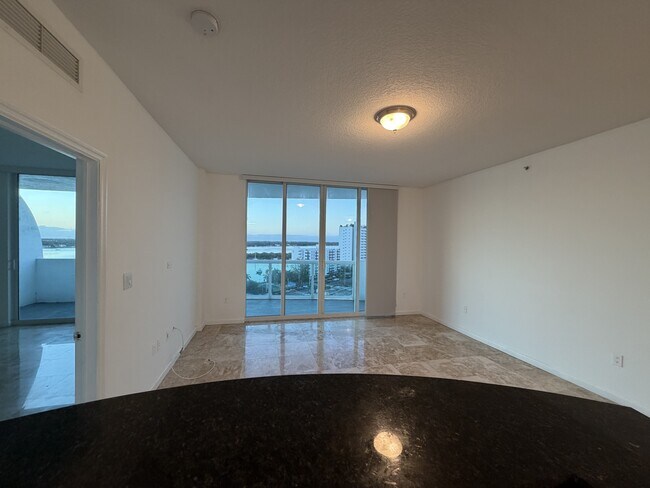 Foto del edificio - 7900 Harbor Island Dr
