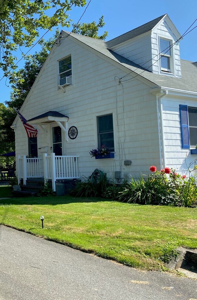 Lateral de la casa junto a la entrada. - 18 Dexter St