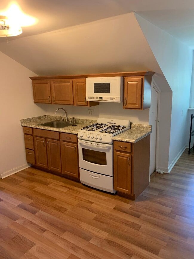 kitchen - 232 Manor Cir