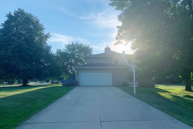 2.5-car garage with cul-de-sac entrance - 21580 Mary Lynn Dr