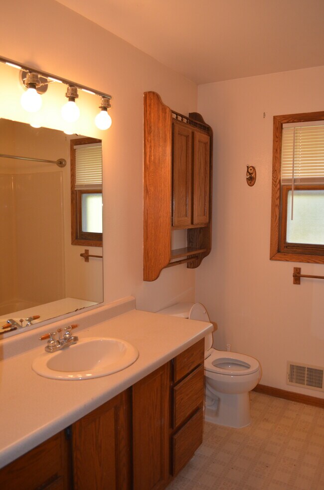 Building Photo - 1205 Schoenhaar Dr