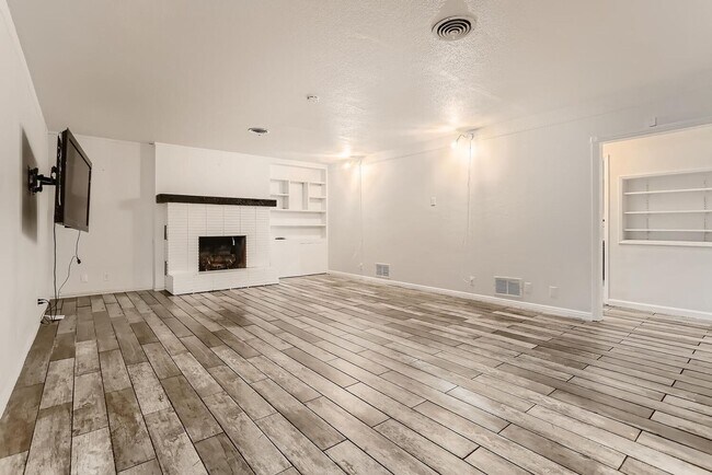 Building Photo - 5 Bedrooms plus casita in historic communi...