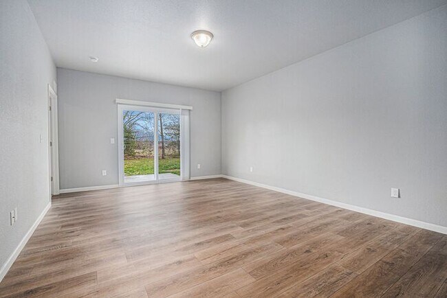 Foto del edificio - 15893 Cedar Dr