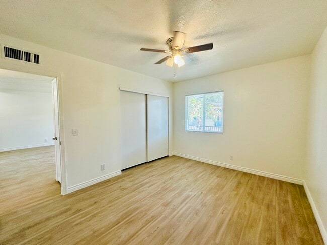 Building Photo - 4424 Bellevue Newly Renovated Apartments w...
