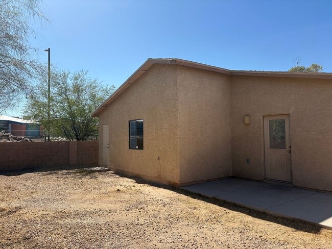 Building Photo - Beautifully Renovated 3 Bedroom Home -A/C-...