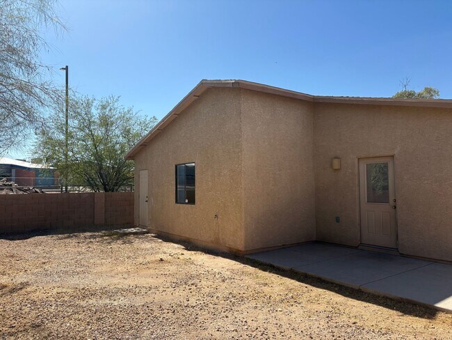 Foto del edificio - Beautifully Renovated 3 Bedroom Home -A/C-...