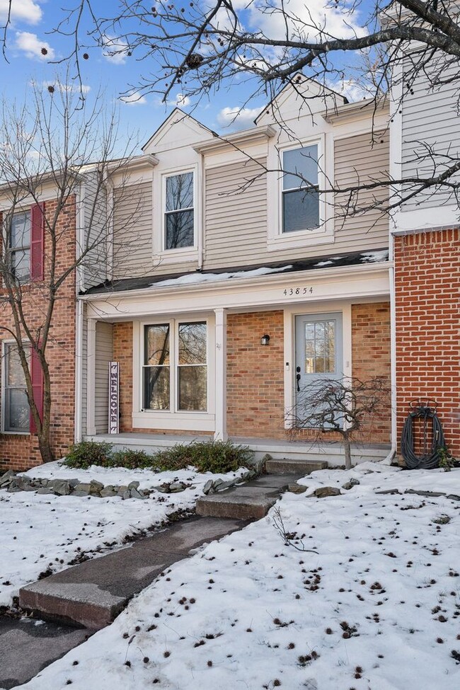 Building Photo - Beautiful 3-level 3 bed 3.5 bath townhome!