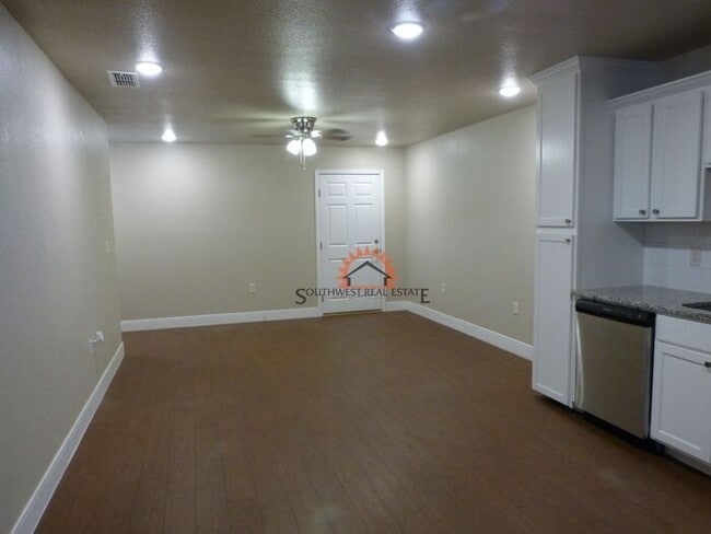 Building Photo - Spacious 2 bedroom 2 bath Duplex.